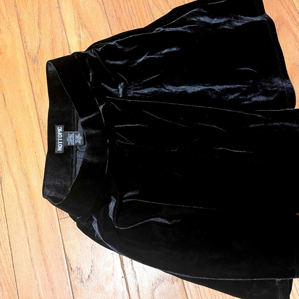 Hot topic Womens xs velvet/velour skirt black